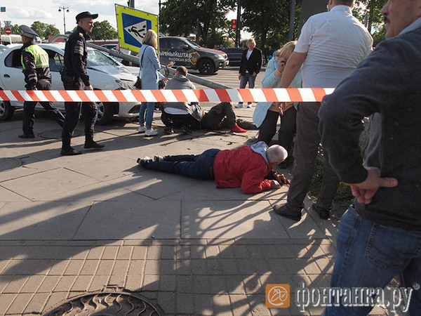 На съезде с Троицкого моста «Логан» въехал в пешеходов, есть пострадавшие