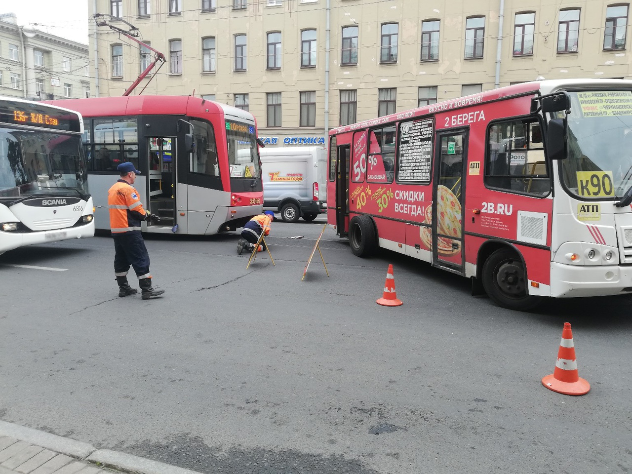 Потерянный автобус. ДТП на Среднеохтинском проспекте сегодня. Лиговский автобус с человечками. Санкт Петербург Ленинский проспект маршрутный автобус на Кингисепп.