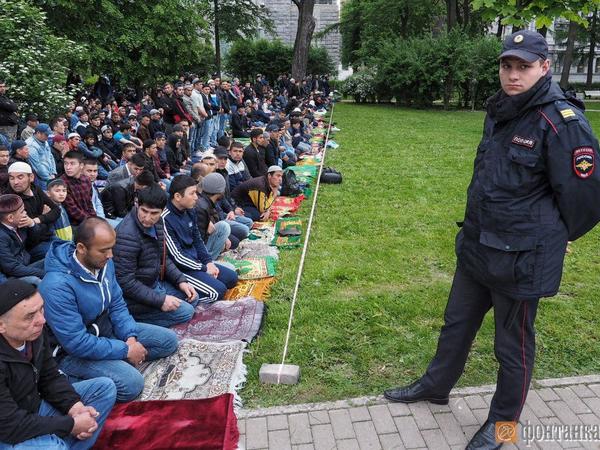 Мусульмане Петербурга празднуют Ураза-байрам