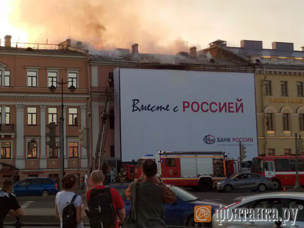 Дом Черкасского на площади Трезини горит в третий раз. Огнём охвачены 50 квадратных метров