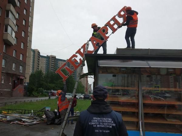 Без хлеба и горячительного. Смольный снес два торговых павильона на севере города