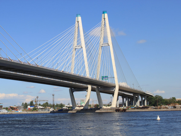 На вантовом мосту на полгода ограничили проезд для грузовиков, чтобы не нагружать дефектный шов