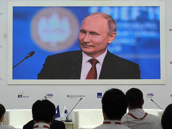 В России много умных обезьян. В главный день экономического форума снова говорили о силовиках и бизнесе, в компанию к ним добавили и прессу