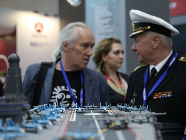 Военно-морской парад стендов. Деньги, которые потратили на главный салон лета