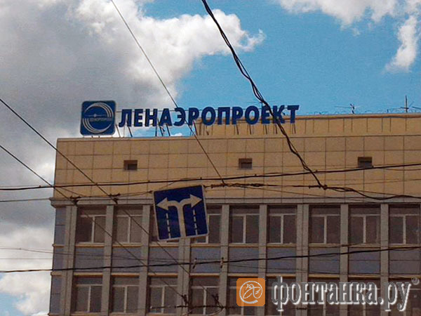 В Петербурге по рекомендации Смольного демонтировали «главную эротическую вывеску»