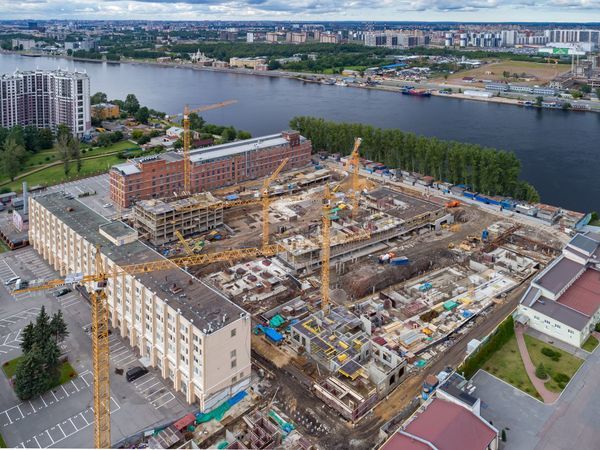 Первая секция ЖК «Эталон на Неве» достигла отметки в 6 этажей