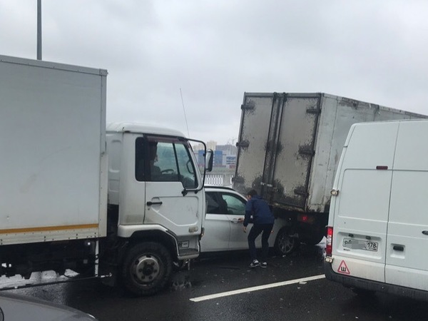 В дождливое утро в Петербурге число ДТП выросло в 1,5 раза. На Октябрьской грузовики сделали «сэндвич»