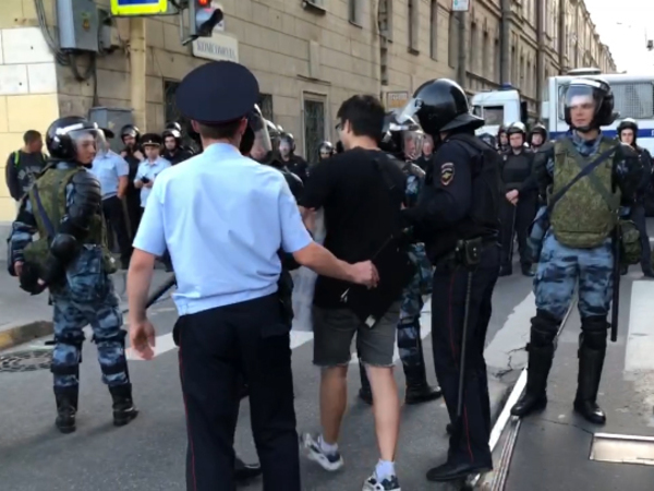 Полиция Петербурга собрала урожай на митинге за честные выборы. Одного активиста задержали на пешеходном переходе