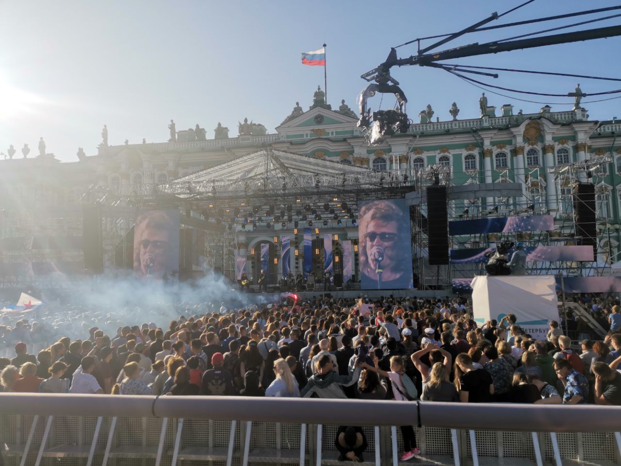 Фото санкт петербург концерт. Концерт на Дворцовой площади в Питере. Концерт Дворцовая площадь день ВМФ. Дворцовая площадь в Санкт-Петербурге рок концерт. СПБ концерт на Дворцовой.