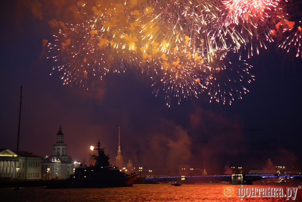 Санкт петербург 31. Салют день ВМФ СПБ. Салют СПБ Дворцовый мост. Парад ВМФ салют. Фейерверки на параде ВМФ.