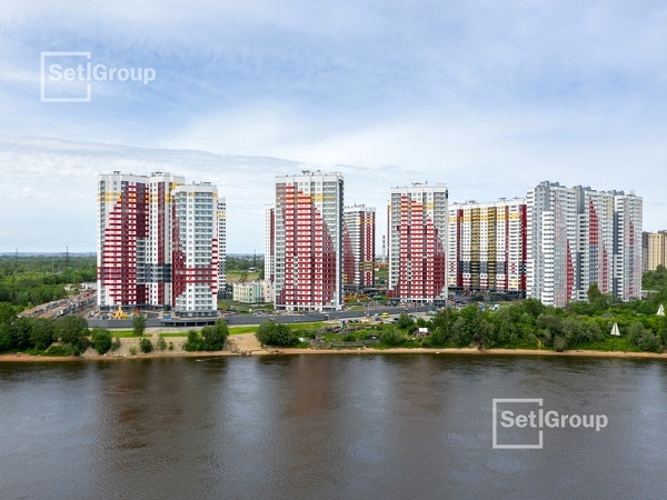 Дорожки из террасной доски и площадки для отдыха украсили берег ЖК «Невские паруса»