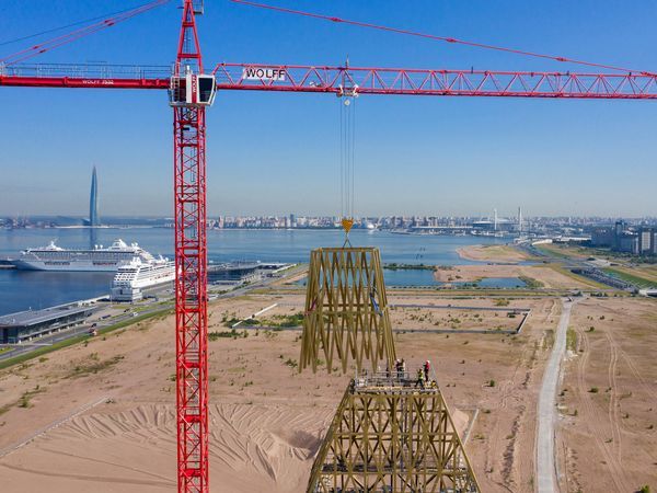 Продолжается монтаж шпиля в жилом комплексе Golden City