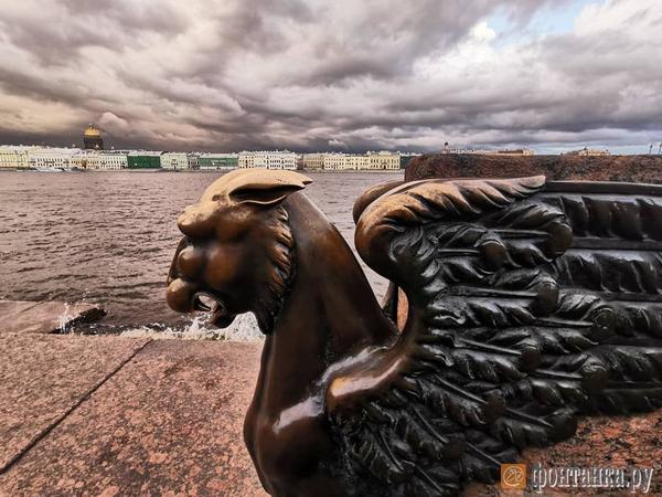 Грозный Петербург. Очевидцы сообщают о молнии, ударившей в колокольню Исаакия