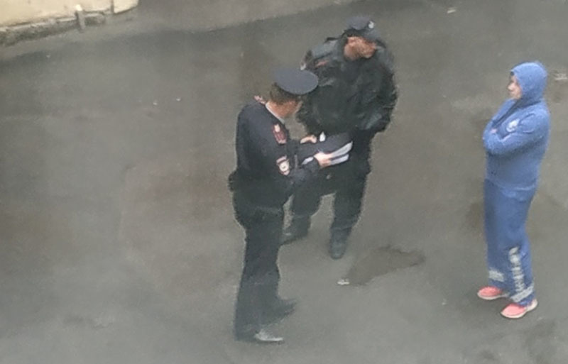 Николаев сбежал. Убегает от полицейского Питер. Фото полиции у окна. Убегают от полиции на Волге.