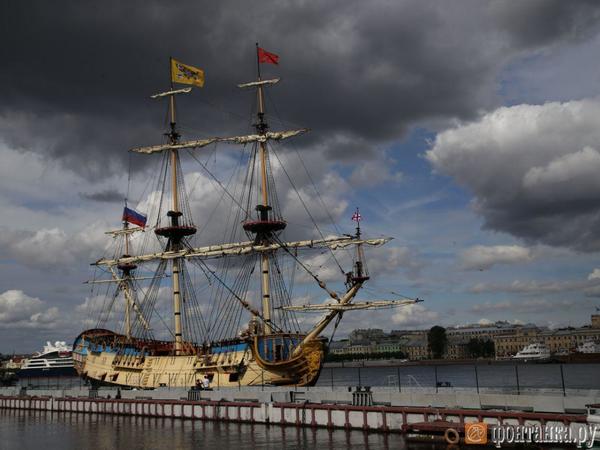 «Полтава» зашла в Неву. Фрегат ждет посетителей на Английской набережной