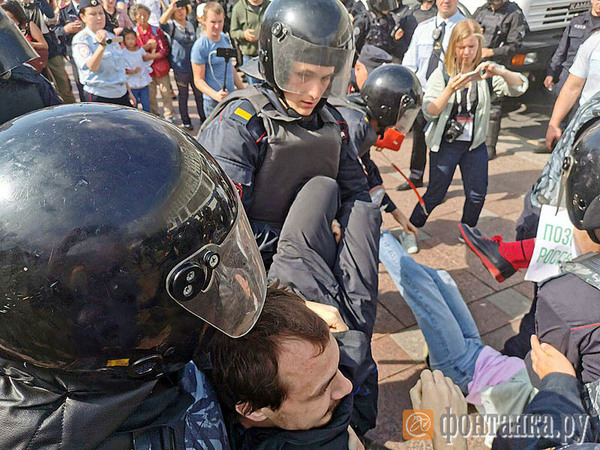 На протестной акции в Петербурге - от 14 до 20 задержанных. У Гостиного двора распылили перцовый газ