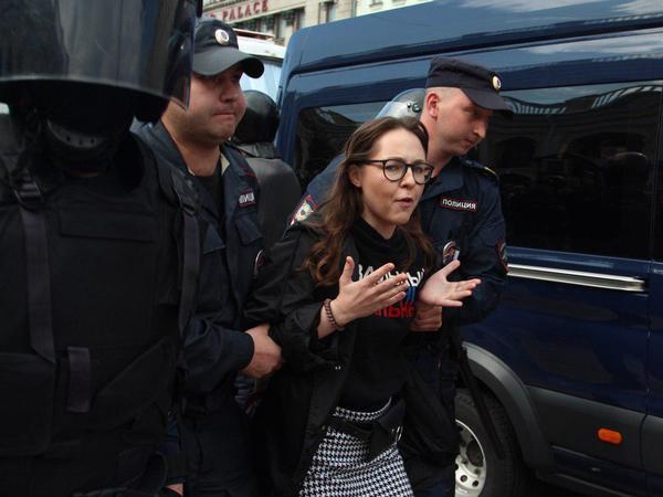 На несанкционированной акции в Петербурге - 51 задержанный. Полицейские перекрыли Невский проспект