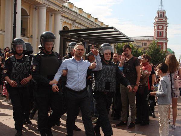 На протестной акции в Петербурге задержали 78 человек. Митинг продолжился в отделе полиции