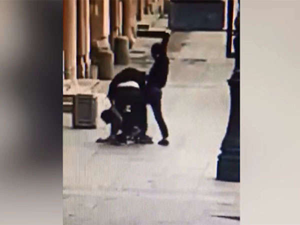 Видео: адепты А.У.Е. отметили юбилей избиения учителя в Таврическом саду. На Кирочной они изображали анархистов и лупили прохожего