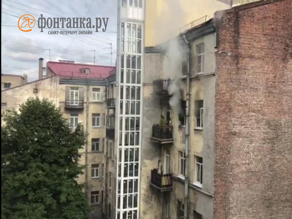Пожарные тушат квартирный пожар в центре Петербурга. Хозяином «двушки» занимаются врачи