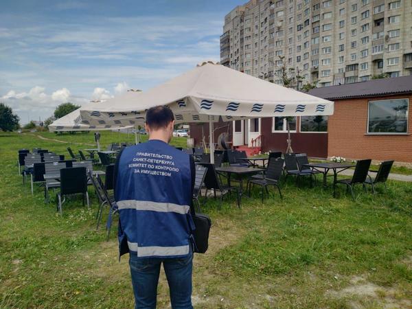 Рестораны остались без террас. Смольный снес веранды «Бургер Кинг», «Моллис», «ТапасБар» и «Бьюти бар&китчен»