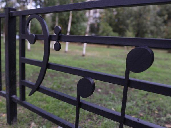 На заборе написано. Послушайте, какая музыка увековечена в сквере, ожидающем памятник Виктору Цою