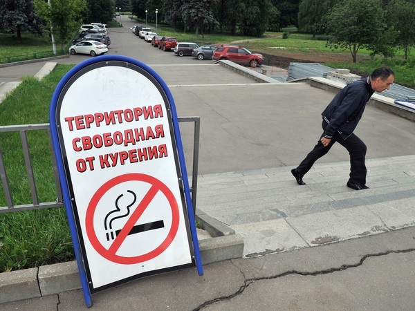 «Куришь на работе – воруешь мои деньги». Как Минздрав решил побороться за ЗОЖ методами Чичваркина