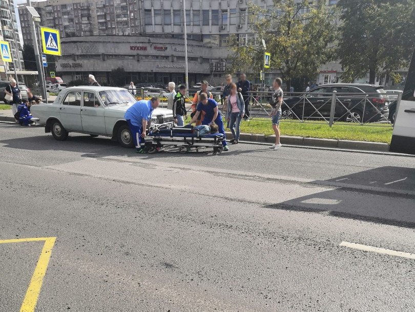 Били мал. Авария в Питере на пешеходном переходе. В Санкт-Петербурге сбили девочку. Девушку сбила машина СПБ. Наезд на пешехода на пешеходном переходе в Санкт-Петербурге.