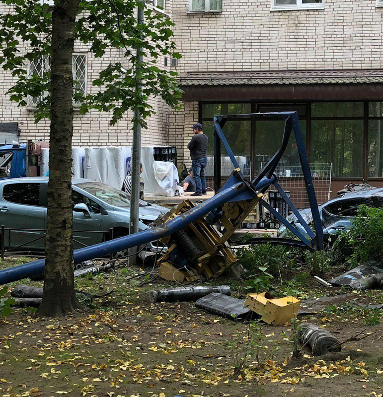 Подъемный кран упал на дом. Упал кран в Санкт-Петербурге. Кран упал на дом с СПБ. Упал кран в Санкт-Петербурге сегодня.