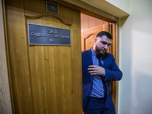 «В ФСБ согласовали». Таинственный свидетель рассказал судье, с чьего согласия винтовка оказалась в заднем проходе подследственного