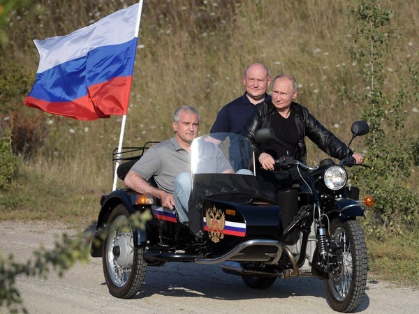 «...Нормы правил не распространяются». Владимира Путина не будут штрафовать за езду на мотоцикле без шлема в Крыму