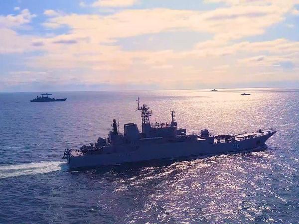 Минобороны показало, как корабли Балтийского флота отражают налет «вражеской» авиации