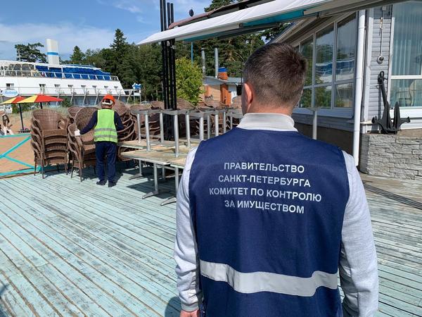 «Причал» остался без веранды. В Комарово сносят летнее кафе ресторана