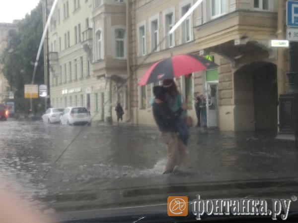 В Петербурге сегодня дожди. И это снова новость. «Фонтанка» ведет онлайн