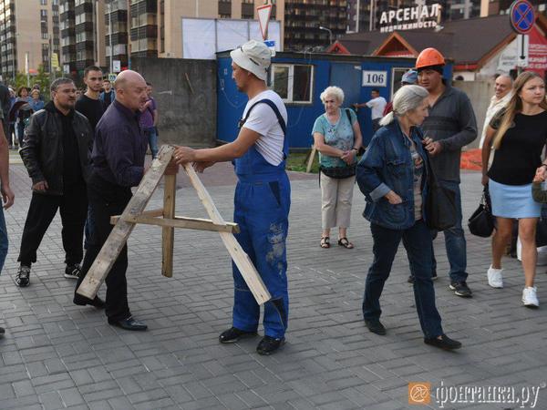 Муринцы отстояли дорогой сердцу газон. Протестующие временно остановили стройку "шаверматория"