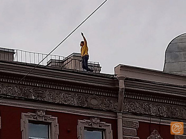 На Загородном спасатели покатали на автолестнице кричавшего о «полицейском произволе». Его крики с крыши об убитой девушке слышала вся округа