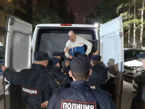 «Не пойду я туда, мне там не нравится». К осажденному ИКМО «Озеро Долгое» прибыли пять-шесть нарядов полиции. Чтобы выволочь одного недоверчивого, хватило четверых