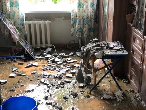 Периодическое подтапливание. В сталинке на Московском отопительный сезон обвалил потолок