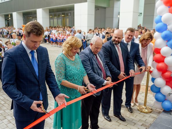 В Санкт-Петербурге на проспекте Космонавтов открылась школа № 525, построенная «Эталон ЛенСпецСМУ»