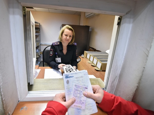 Электронный ПТС жмет на тормоз. Полная отмена бумажных носителей грозит массовыми задержками выдачи машин