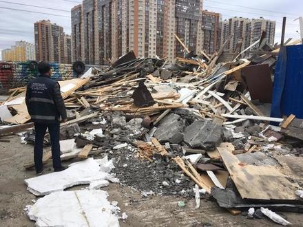 «Угрожал физической расправой, препятствовал проведению работ». Защитники автосервиса на Шуваловском схватились с чиновниками врукопашную
