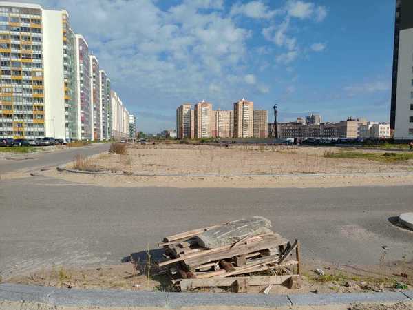 К знаниям через камыши. В Невском районе школу открыли, а дорогу к ней будут прокладывать ногами ученики