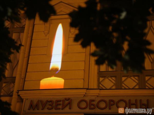 У Музея Блокады зажглись десятки свечей в память о жертвах войны