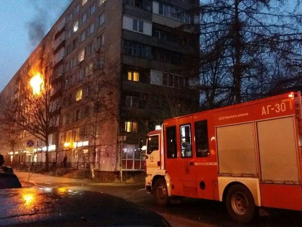 На Дыбенко горела квартира. От доедания оливье отвлекли 25 человек
