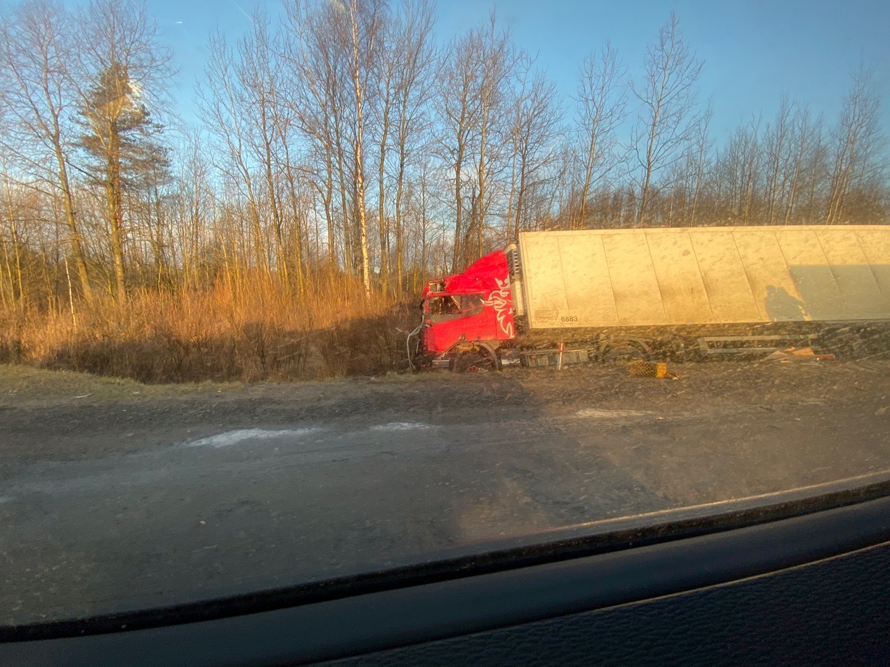 На Петергофском шоссе лобовой удар изменил геометрию ВАЗа, а на Мурманском  фура улеглась в кювет | 13.01.2020 | Санкт-Петербург - БезФормата