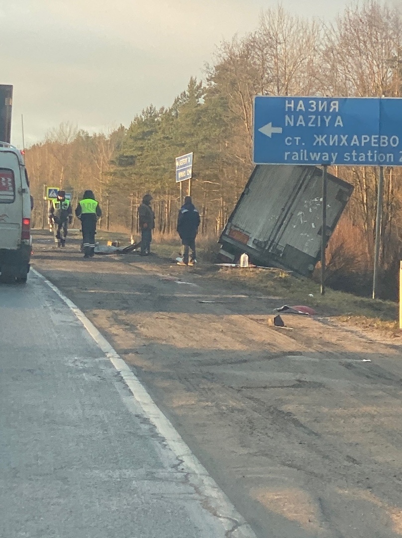 На Петергофском шоссе лобовой удар изменил геометрию ВАЗа, а на Мурманском  фура улеглась в кювет | 13.01.2020 | Санкт-Петербург - БезФормата