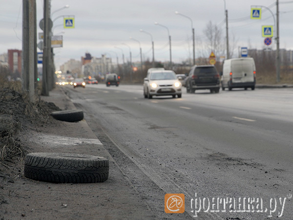 «Две недели назад вообще машин сорок пострадало». Как в Петербурге дорожная яма поставляет клиентов шиномонтажке