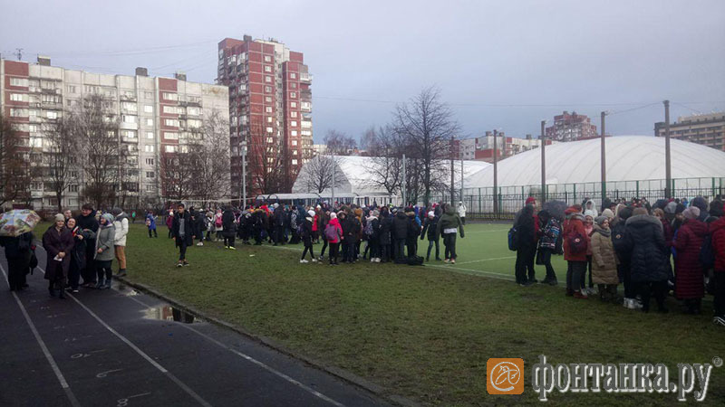 Это эвакуация из школы №16. Здесь все прошло организованно и спокойно, детям разрешили одеться