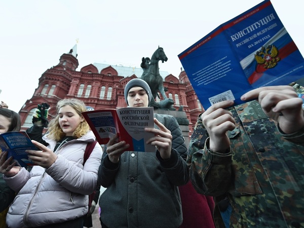 «Внести в Конституцию термин "семья" как "союз мужчины и женщины"». Участник группы по изменению Конституции рассказал про чай в ожидании Путина