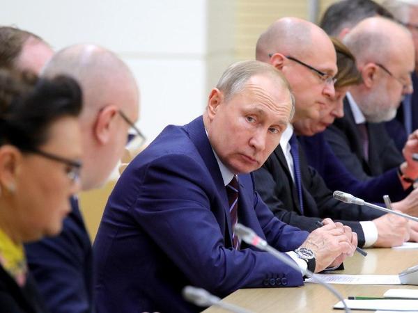 Кто эти люди, что они сделают с главным законом страны. Президент сказал не затягивать